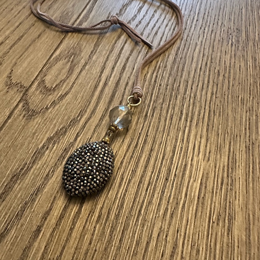 Elegant Gold and Black Pendant Necklace